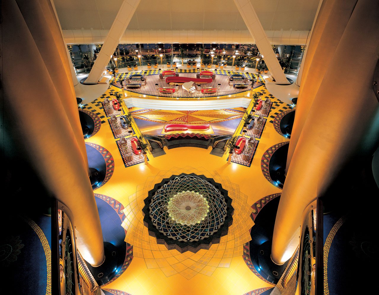 بلندترین آتریوم جهان در هتل برج العرب