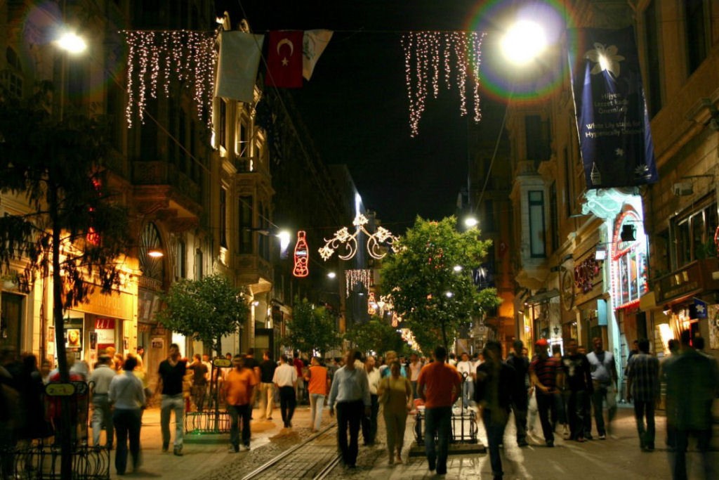 خیابان استقلال استانبول در شب