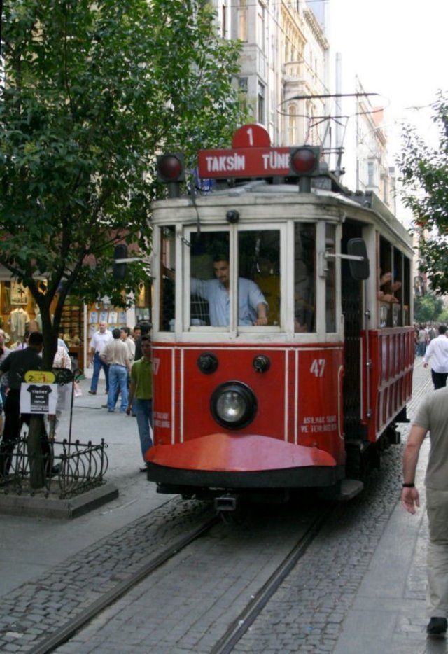 تراموا در خیابان استقلال