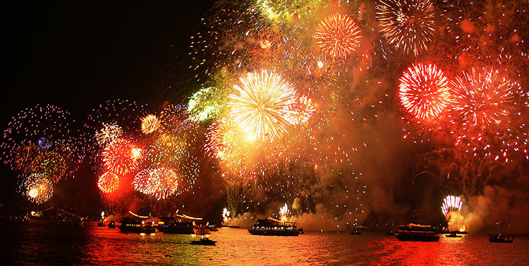 public-holiday-fireworks-istanbul