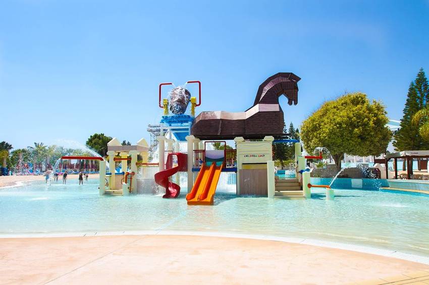 اسب تروا در پارک آبی آیاناپا