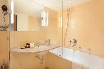 du Theatre by Fassbind