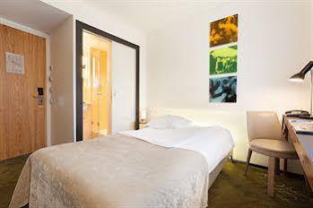 du Theatre by Fassbind