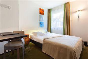 du Theatre by Fassbind