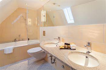 du Theatre by Fassbind