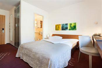 du Theatre by Fassbind