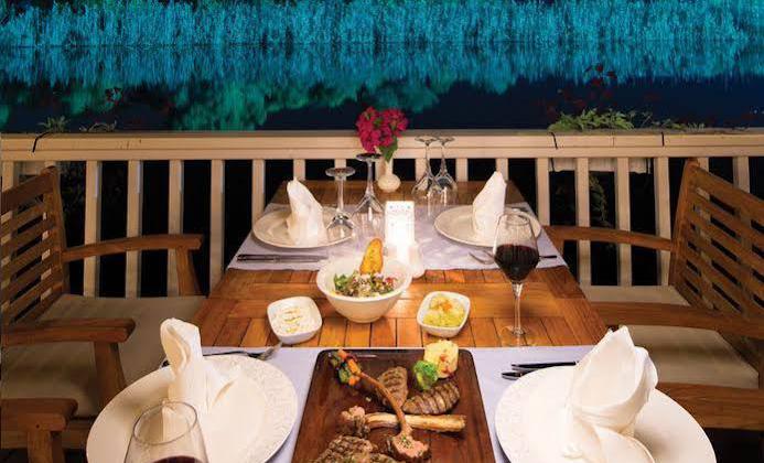 هتل تایتانیک دلوکس بلک