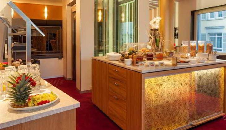 du Theatre by Fassbind