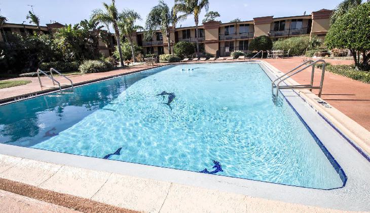 Econo Lodge Inn & Suites Near Florida Mall