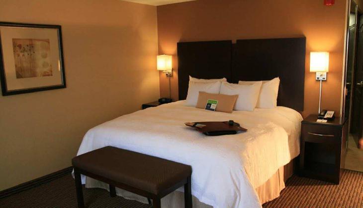 Hampton Inn and Suites Bakersfield / Highway 58