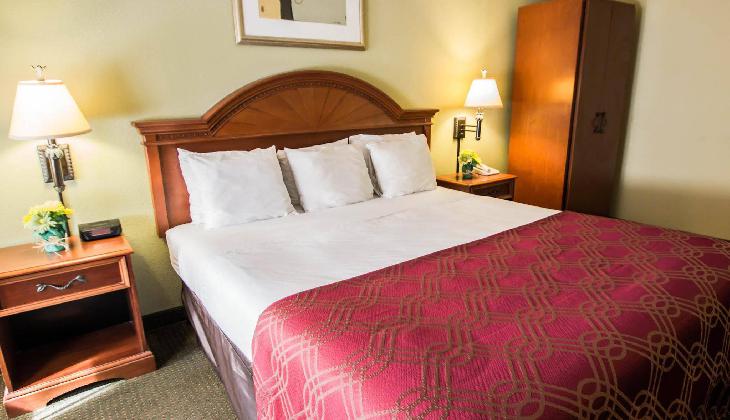 Econo Lodge Inn & Suites Near Florida Mall