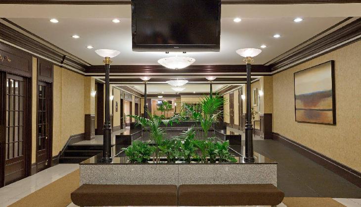 Crowne Plaza Montreal Airport