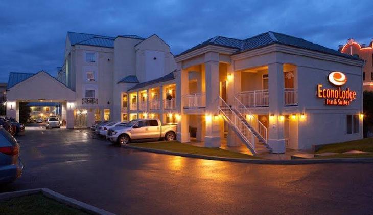 Econo Lodge Inn & Suites University
