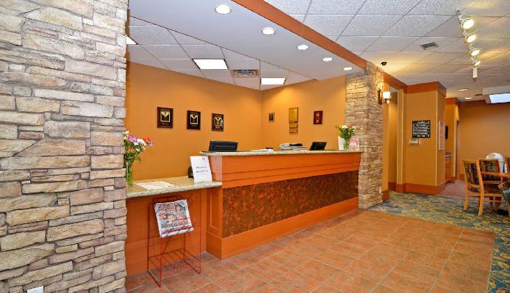 Econo Lodge Inn & Suites University