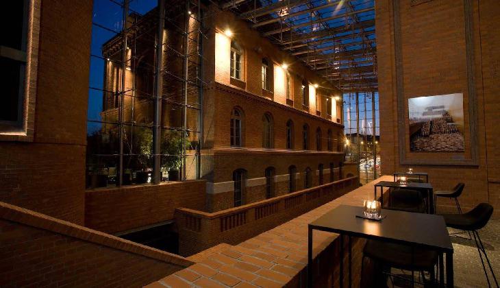 Hotel Blow Up Hall 5050