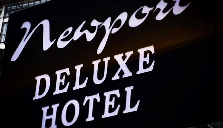Deluxe Newport Hotel