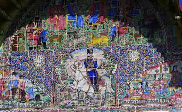 ناصرالدین شاه بر عمارت اصلی ارم